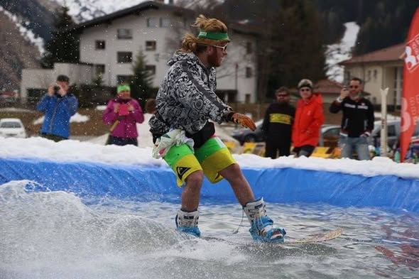 Verklede deelnemer tijdens de waterslide contest in Berwang